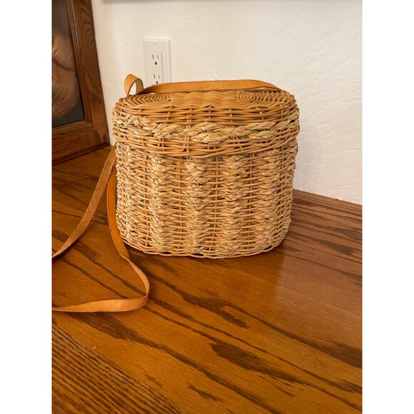 Vintage basket with leather strap and attached lid - Picture 1 of 7